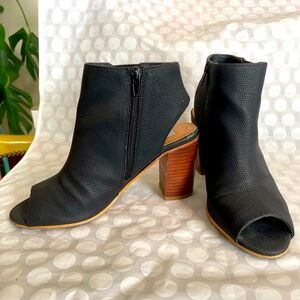 Sexy Steve Madden peep toe heels. Size 7